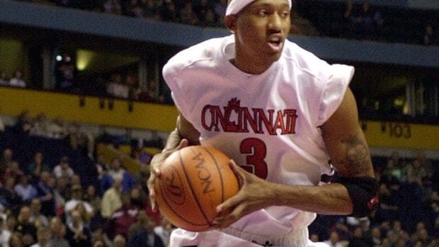 Text: 2000.0317.10UC VS. UNCW--nikon dig image--UC's DerMarr Johnson pulls down a rebound in Nashville Friday during the NCAA regionals against UNCW. Photo by Craig Ruttle/Cincinnati Enquirer Text 2000 0317 10uc Vs Uncw Nikon Dig Image Uc S Dermarr Johnson Pulls Down A Rebound In Nashville Friday During The Ncaa Regionals Against Uncw Photo By Craig Ruttle Cincinnati Enquirer